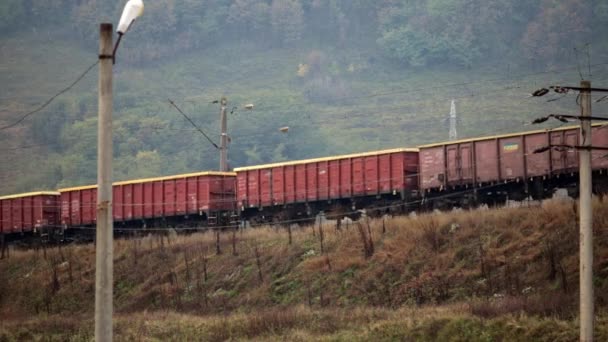 Romanian Cargo Train Enters Town — Vídeo de Stock