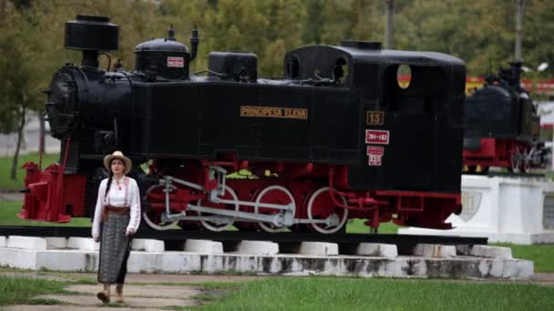 Romanian Girl Walks Outdor Steam Locomotives Museum Resita Romania — Vídeo de Stock