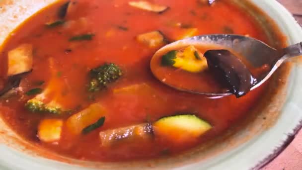 Едят Вкусный Суп Минестрона Свежими Овощами — стоковое видео