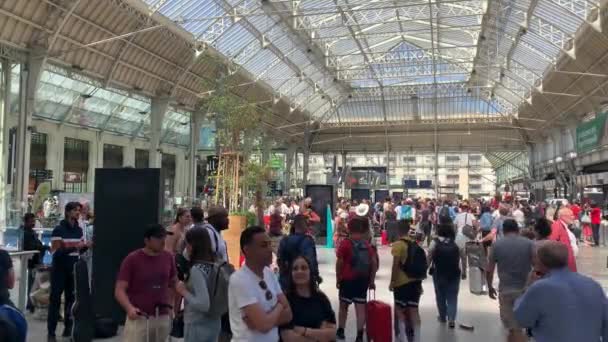 Locales Turistas Dentro Estación Gare Lyon Hall París Francia Amplio — Vídeos de Stock