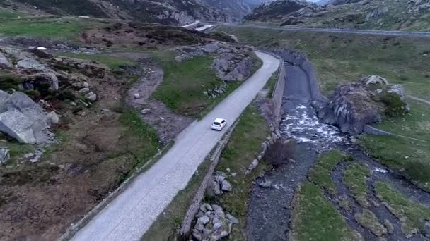 瑞士Saint Gotthard Old Street的一辆汽车 — 图库视频影像