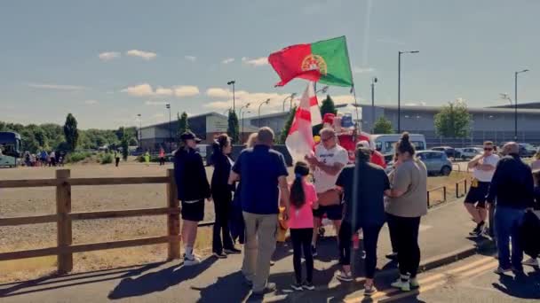 Uefa Womans Euro 2022 Stall Selling Football Flags Hats — Stockvideo