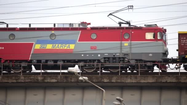 Tren Carga Rumano Con Locomotora Eléctrica Cruza Puente — Vídeo de stock
