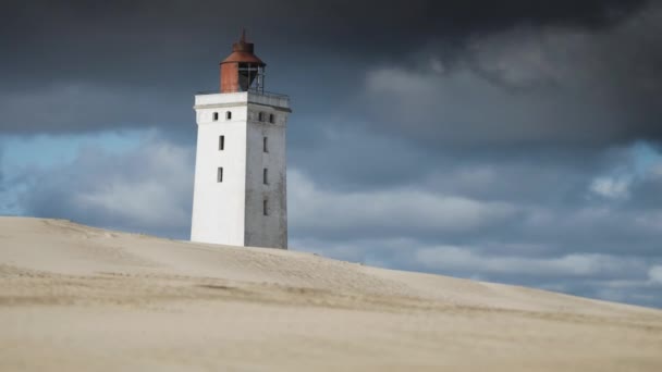 Lonely Lighthouse Barren Sandy Dunes Pan Left — Vídeo de Stock