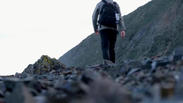 Egy Középkorú Férfi Aki Sétálni Ment Vadonba Nyüzsgő Tél Idején — Stock videók