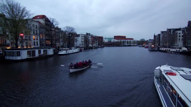 Ámsterdam Holanda Remo Barco Canal Agua Amplia Toma Estática Hora — Vídeos de Stock