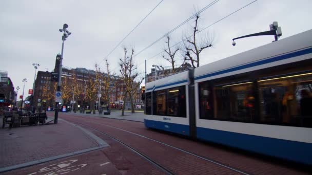Amplia Toma Estática Tranvía Azul Conduciendo Rembrandtplein Amsterdam Holanda Noche — Vídeos de Stock