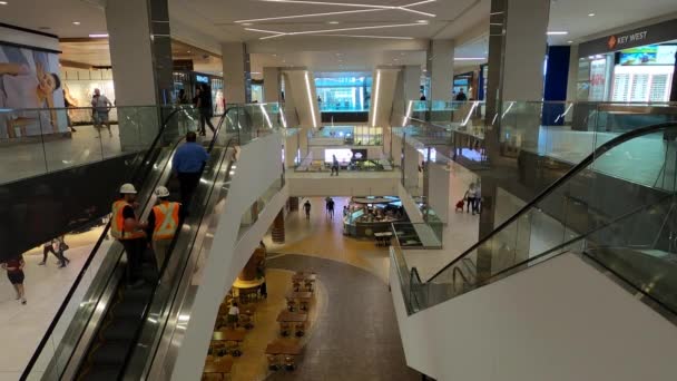 Eaton Mall Downtown Montreal People Shoppers Consumers Walking Upstairs Downstairs — 비디오