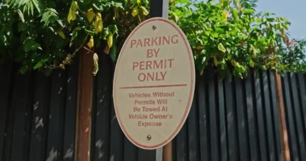 Парковка Дозволена Тільки Дорожній Знак Вітряному Літньому Дні — стокове відео