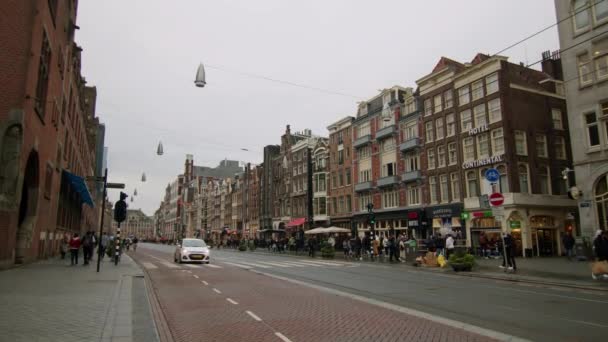 オーバーキャストワイド静的ショット アムステルダム オランダ ダマスク通りの交差点 — ストック動画