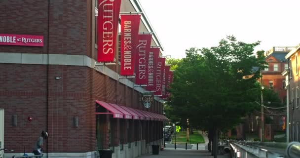 Rutgers Üniversitesi Barnes Noble Rutgers Starbucks New Brunswick — Stok video