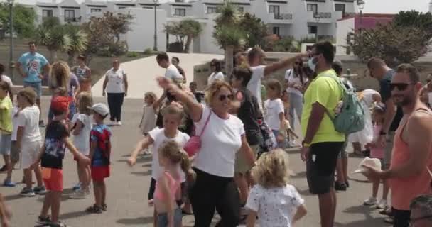Діти Батьки Танцюють Вулиці Яскравий Сонячний День Влітку — стокове відео
