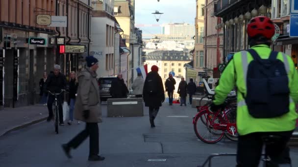 Ludzie Jeżdżą Rowerach Spacerują Gotgatsbacken Sztokholmie Szwecja — Wideo stockowe