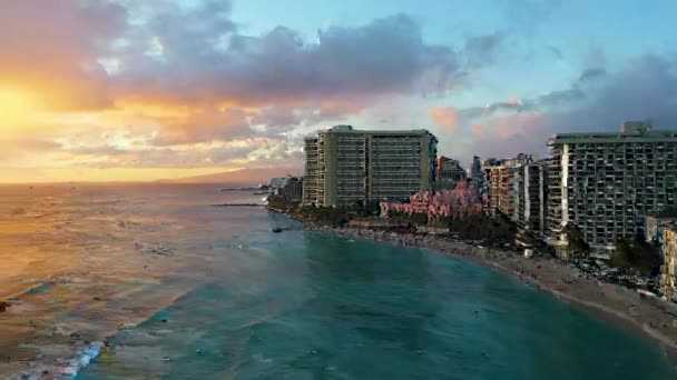 Aerial Drone View Sunrise Beachfront Resort Hotels Waikiki Beach Tourist — ストック動画