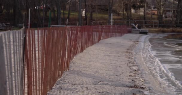 Kino Niski Kąt Szerokie Ujęcie Plaży Nad Jeziorem Zimą Zamarznięte — Wideo stockowe