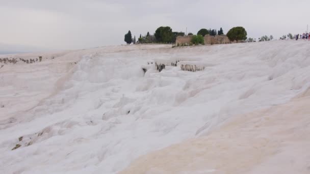 White Calcium Rocks Terraces Pamukkale Turkey People Cloudy Day — ストック動画