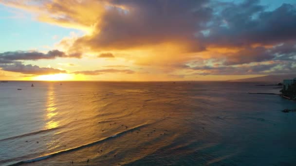 Hawaiian Paradice Sunrise Surfers Sailboats Waikiki Beach Tourist Destination Honolulu — Video Stock