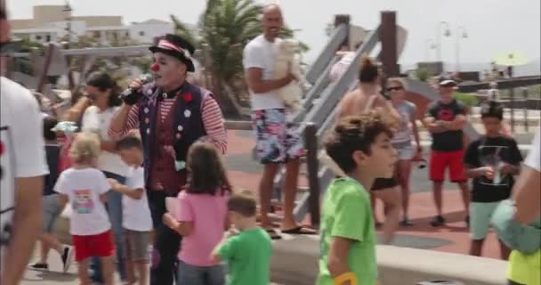 Children Street Performer Dancing Singing Entertaining Young Children Parents Local — Stockvideo
