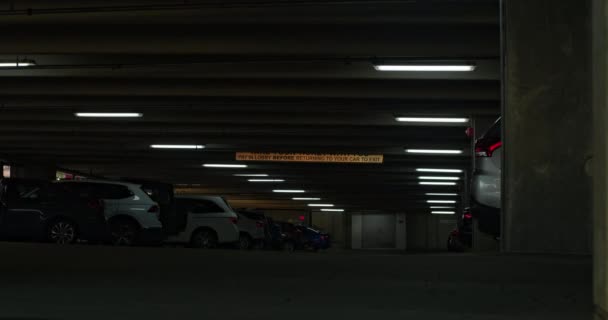 Handhållen Bild Mörk Parkering Garage Med Parkerad Bilar Och Bil — Stockvideo