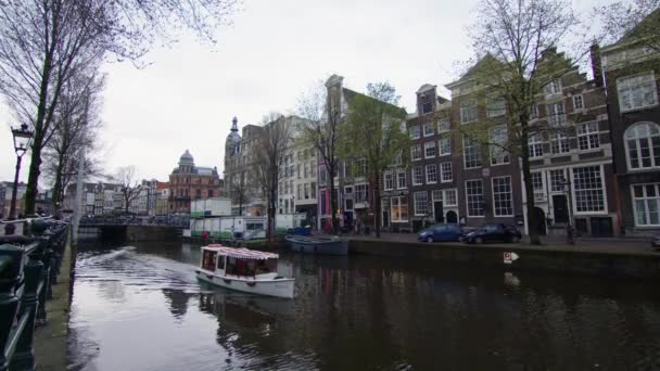 Boat Cruising Canal Amsterdam Cloudy Day Wide Static Shot Holland — стокове відео