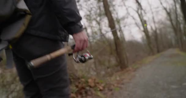 Low Angle Shot Fisherman Hike His Fishing Spot Winter Trail — Vídeo de stock