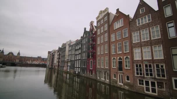 Amsterdam Netherland Damrak Street Old Building Facade Water Reflection Wide — Videoclip de stoc