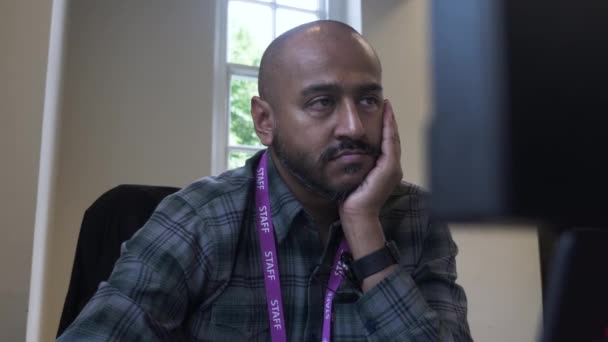 Tiro Perto Atrás Uma Mesa Escritório Como Homem Indiano Asiático — Vídeo de Stock