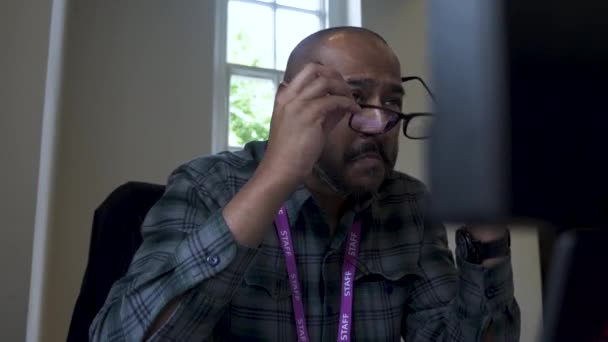 Close Shot Office Computer Asian Employee Struggles His Vision Having — Stock video