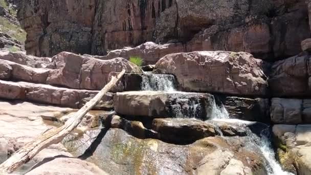 Arizona Small Waterfall Box Canyon Hike Trail Running Water — Vídeos de Stock