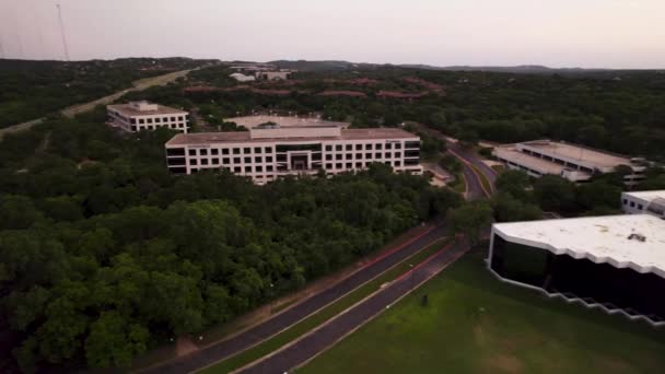 Drone Red Bridge Austin Texas Lake Traivs Cliffs Background Sunset — Vídeo de stock