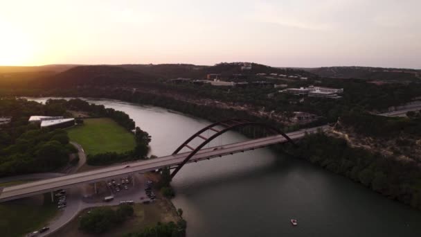 Cars Driving Red Bridge Austin Texas Beautiful Sunset — Vídeo de Stock