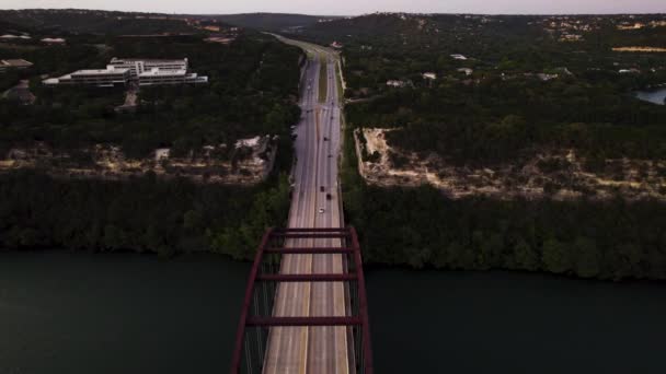 Drone Red Bridge Austin Texas Lake Traivs Cliffs Background Sunset — 图库视频影像