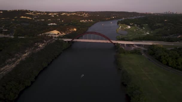 Cars Driving Pennybacker Bridge Austin Texas Sunset Drone Footage — 图库视频影像