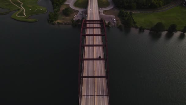 Top View Drone Red Bridge Austin Texas Lake Traivs Sunset — Vídeos de Stock