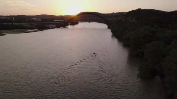 Drone Boat Beautiful Sunset Lake Traivs Austin Texas Pennybacker Bridge — 图库视频影像
