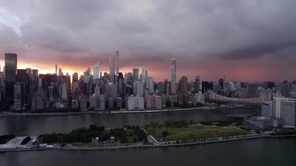 Aerial View Roosevelt Island East River Midtown Dramatic Sunset New — Vídeo de Stock