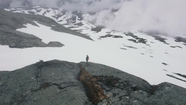 Aerial View Hiker Walking Edge Store Ishaug Mountain Ledge Looking — Stockvideo