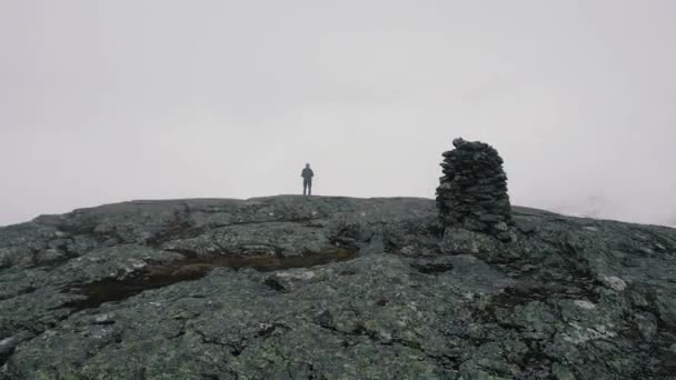 Вид Воздуха Туриста Стоящего Складе Ishaug Mountain Ledge Смотрящего Покрытый — стоковое видео