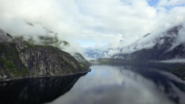 Εναέρια Πτήση Πάνω Από Ομαλή Ανακλαστική Λίμνη Eidfjordvatnet Σύννεφα Rolling — Αρχείο Βίντεο