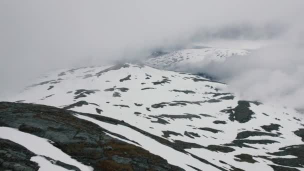 Aerial Store Ishaug Mountain Clouds Rolling Snow Covered Mountain Dolly — Stockvideo