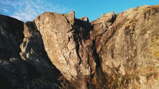 Воздушный Пьедестал Солнечной Скале Национальном Парке Хардангервидда Эйндхорд Норвегия Мужчина — стоковое видео