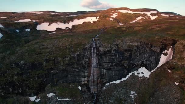Aerial View River Cascading Rocks Hardangervidda National Park Pedestal Tilt — Stockvideo
