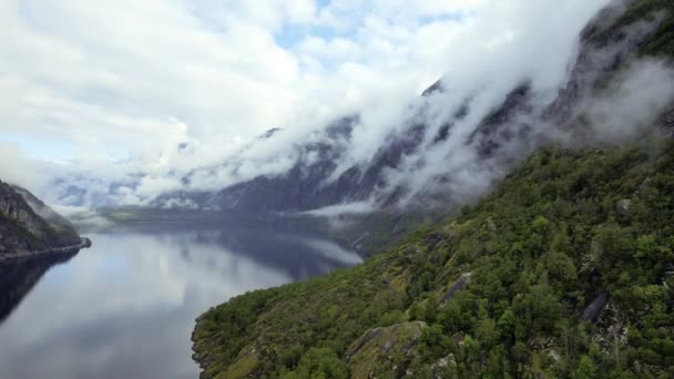 Aerial View Smooth Reflective Lake Eidfjordvatnet Clouds Rolling Valley Dolly — Stockvideo