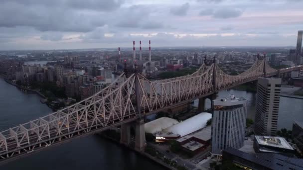 Αεροφωτογραφία Θέα Την Κίνηση Στη Γέφυρα Queensboro Στη Ζοφερή Νέα — Αρχείο Βίντεο