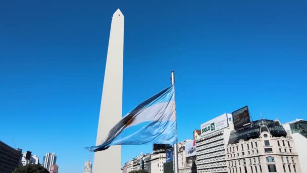 Argentinian Ceremonial Flag Blows Strong Wind Obelisk Monument — Stock video