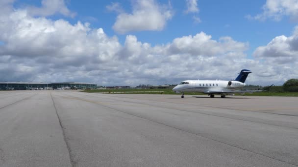 Bombardier Challenger 350 Business Jet Parked Tarmac Porto Airport Vila — Stockvideo