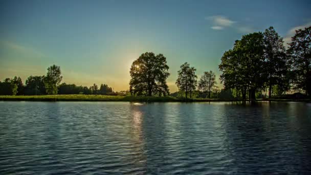 Bright Sun Sets Horizon Reflects Surface Lake Wide Angle Time — Stok video