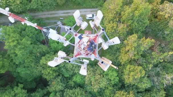 Перевірка Технічного Обслуговування Інженера Верхньому Даху Телекомунікаційної Вежі Стільниковою Мережею — стокове відео