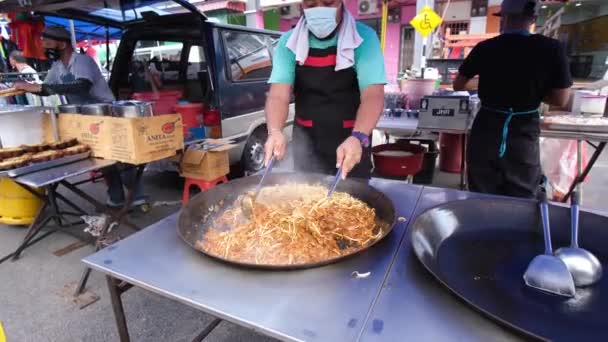 Muži Neznámým Připravuje Jídlo Pro Prodej Podél Ulice Johor Bahru — Stock video