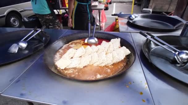 Man Cooking Mee Noodles Large Skillet Top Metal Surface — Vídeo de Stock